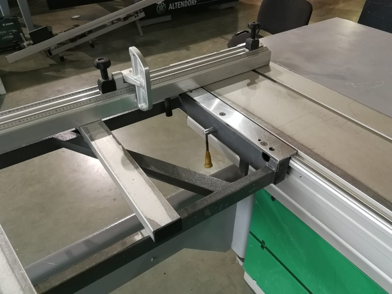 Мини форматно раскроечный станок. Форматно-раскроечный станок Altendorf f45. Altendorf f 45 2000 года подшипники в каретку. Альтендорф прижим механический. Прижим ручной для форматно-раскроечного станка Альтендорф.