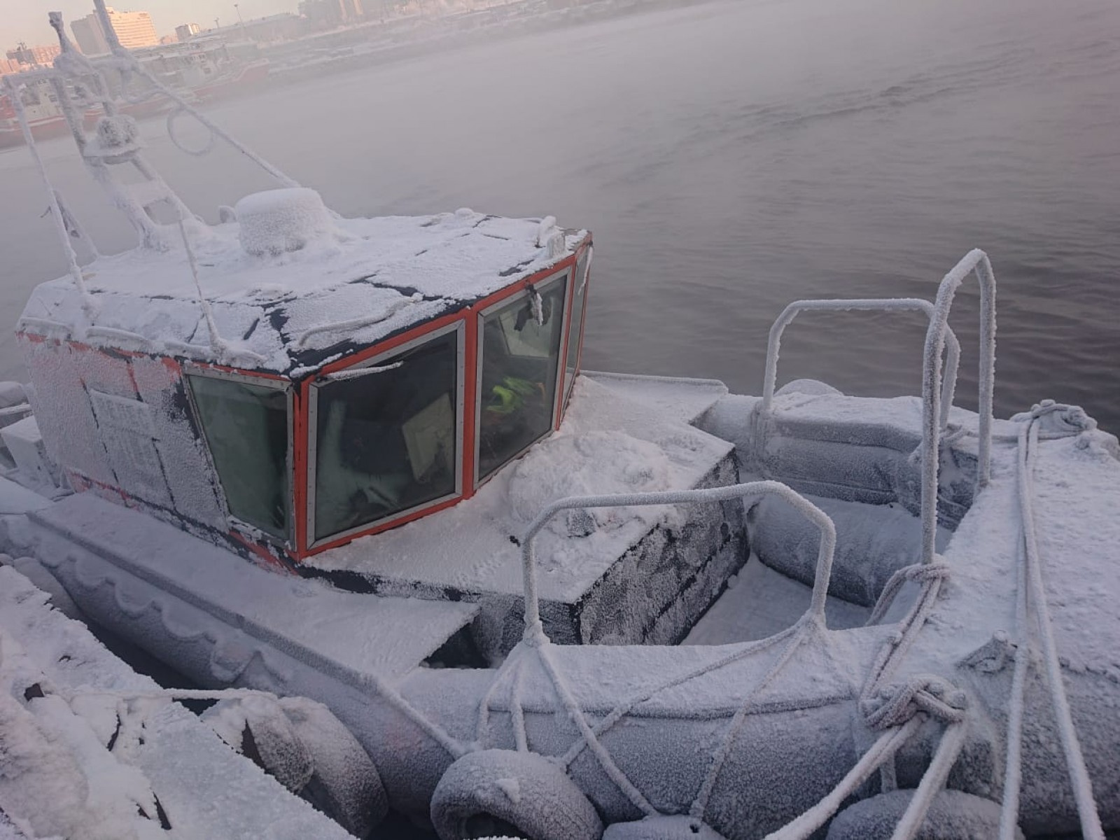 Маломерное парусно моторное судно