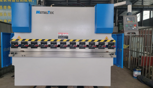 Листогибочный гидравлический пресс MetalTec HBM 63/2500 (Е22, инвертор заднего упора)