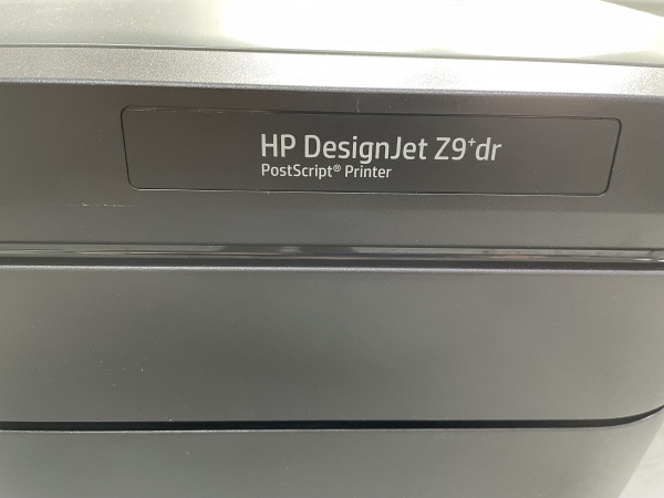 HP DesignJet Z9+, принтер Postscript с двухрулонной подачей и вертикальным резаком