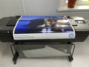 HP DesignJet Z9+, принтер Postscript с двухрулонной подачей и вертикальным резаком