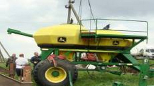 Загрузчик семян John Deere 1910, 2009 г.в., № A01910T726011 Пневматическая сеялка с дисками, сошниками John Deere 730-8,5м, 2009г.в., № А00