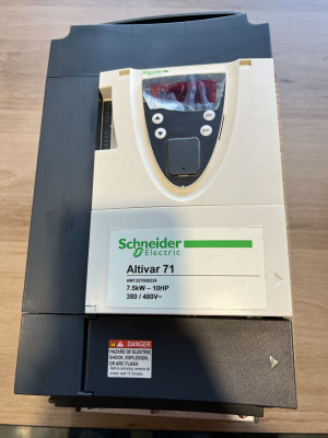 Преобразователь частоты Schneider Electric Altivar 71 ATV71HU75N4 7.5кВт 480В