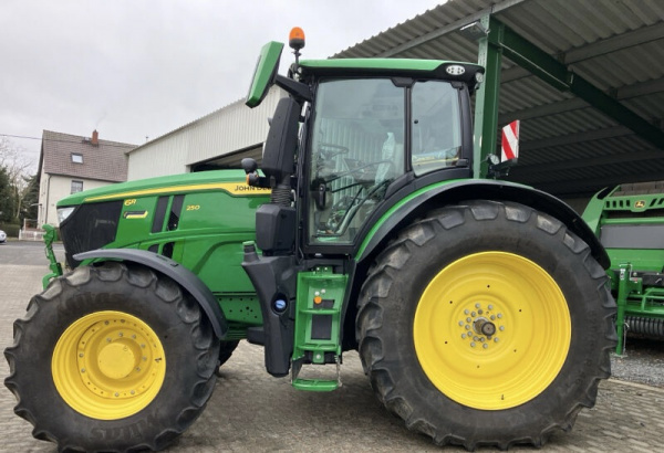 Трактор колесный John Deere 6R 250