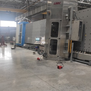 Вертикальный обрабатывающий центр KBU в комплекте с мойкой стекла Bistronik GW SU 2,7 и Водоподготовка WRA-1000