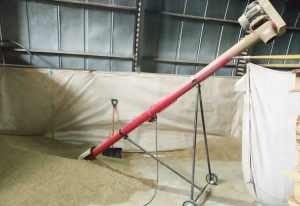 Шнековый транспортер для погрузки зерна из кучи