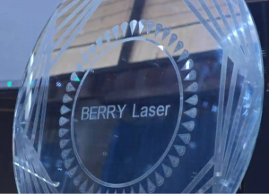 Лазерный маркер с большим форматом для умного зеркала BERRY LASER