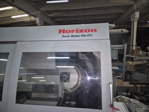 Horizon BQ-470, 4 каретки, горячий клей, боковая промазка. Horizon BQ-470 – профессиональная установка бесшвейного скрепления с полностью ав